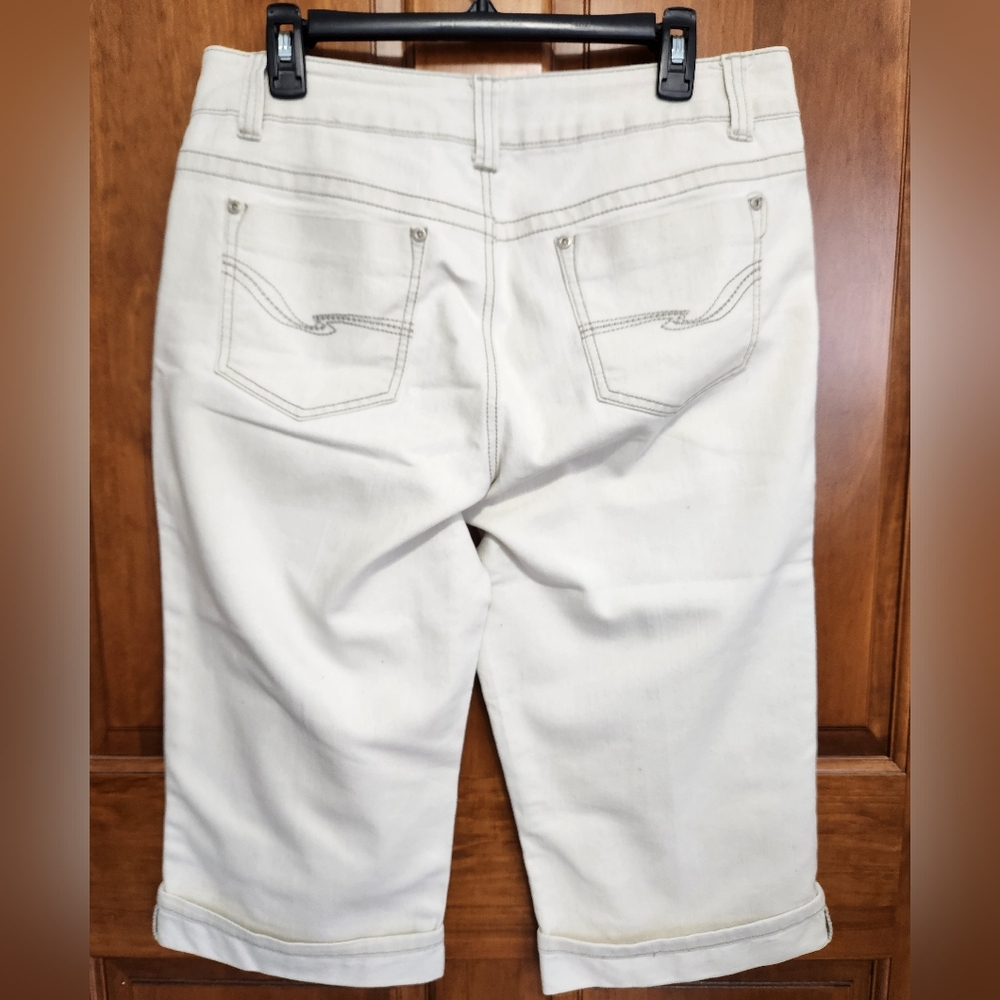 Baccini Cream Capri Pants with cuffed hem and stitch design pockets.  Size 10